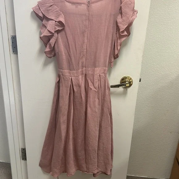 Pink dress, below knee - Picture 2 of 3